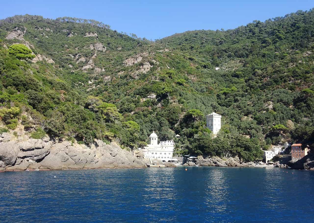 San Fruttuoso di Camogli: tra le spiagge più belle d’Italia