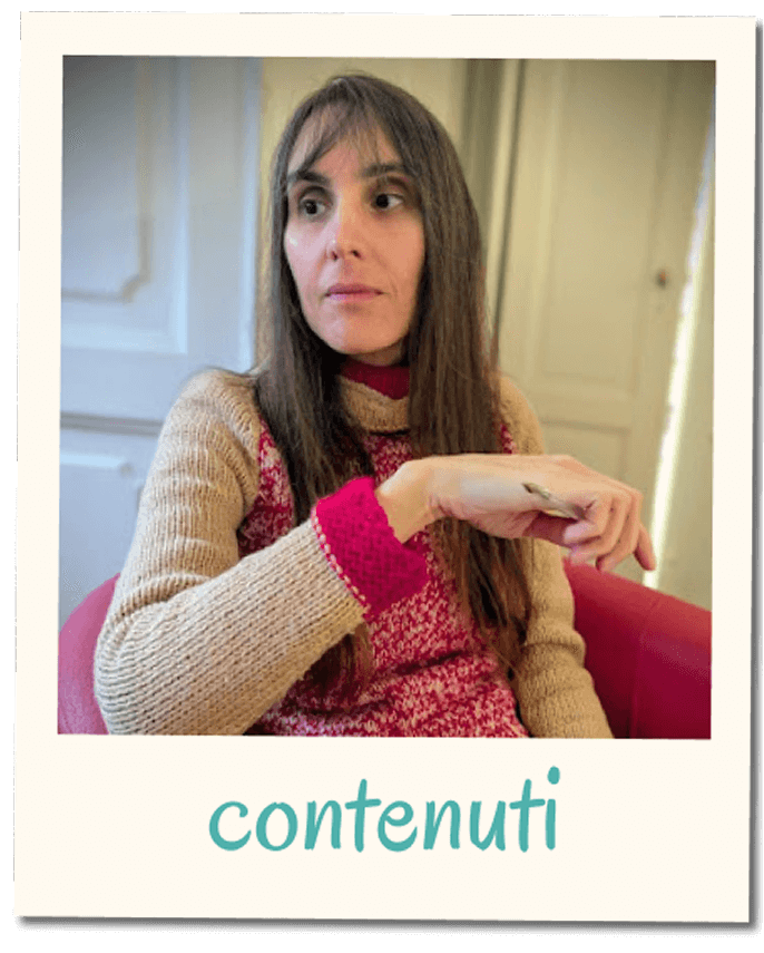 Card del servizio contenuti con fotografia in stile polaroid di una donna seduta in un ambiente interno, con la scritta ‘contenuti’ nella cornice inferiore.