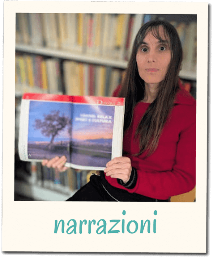 Card del servizio narrazioni con fotografia in stile polaroid di una donna seduta davanti a una libreria mentre tiene in mano una rivista aperta.