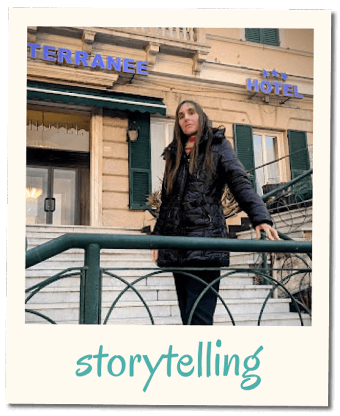 Card del servizio storytelling con fotografia in stile polaroid di Flavia all’aperto davanti a un edificio storico.