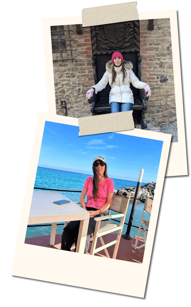 Composizione di due fotografie in stile polaroid: una con Flavia seduta su una grande sedia in pietra in un contesto storico, l’altra seduta a un tavolo all’aperto sul mare