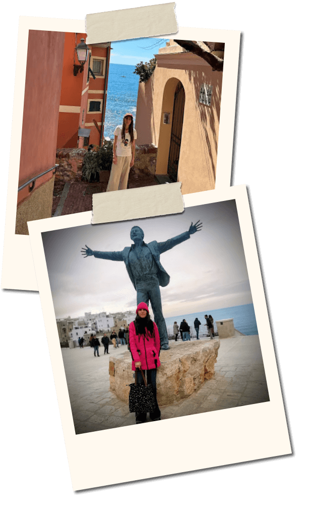 Composizione di due fotografie in stile polaroid: una in un vicolo costiero con vista sul mare, l’altra davanti a una statua in una piazza sul mare.