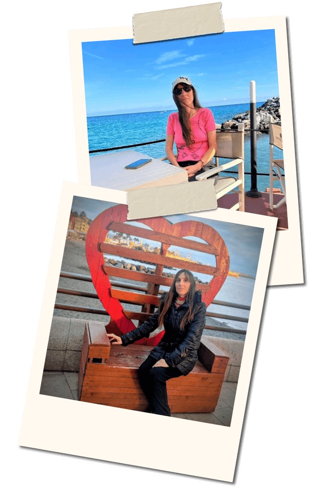 Composizione di due fotografie in stile polaroid: una seduta a un tavolo all’aperto sul mare, l’altra su una panchina a forma di cuore lungo un lungomare.