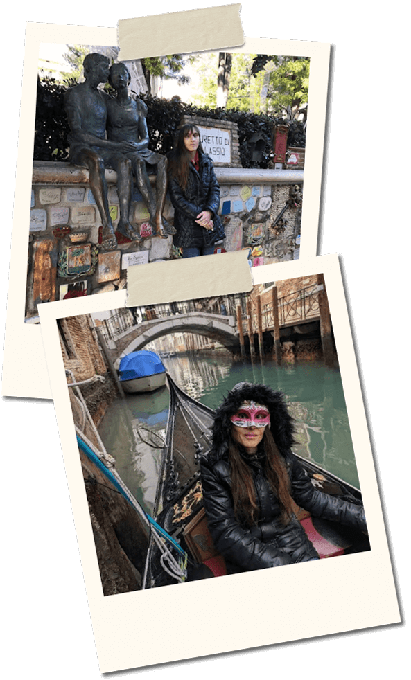 Composizione di due fotografie in stile polaroid: una con Flavia seduta accanto a una scultura in uno spazio urbano, l’altra su una gondola lungo un canale cittadino
