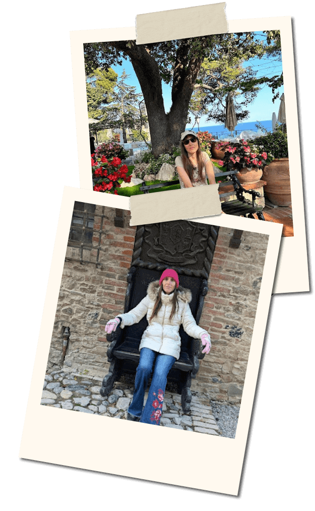 Composizione di due fotografie in stile polaroid: una seduta su una panchina in un giardino fiorito con vista sul mare, l’altra seduta su una grande sedia in pietra in un contesto storico.